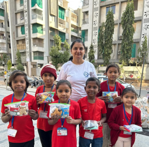 Unnati Modi distributing care packages to Choti Ki Asha students to enhance their journey to a delightful future.